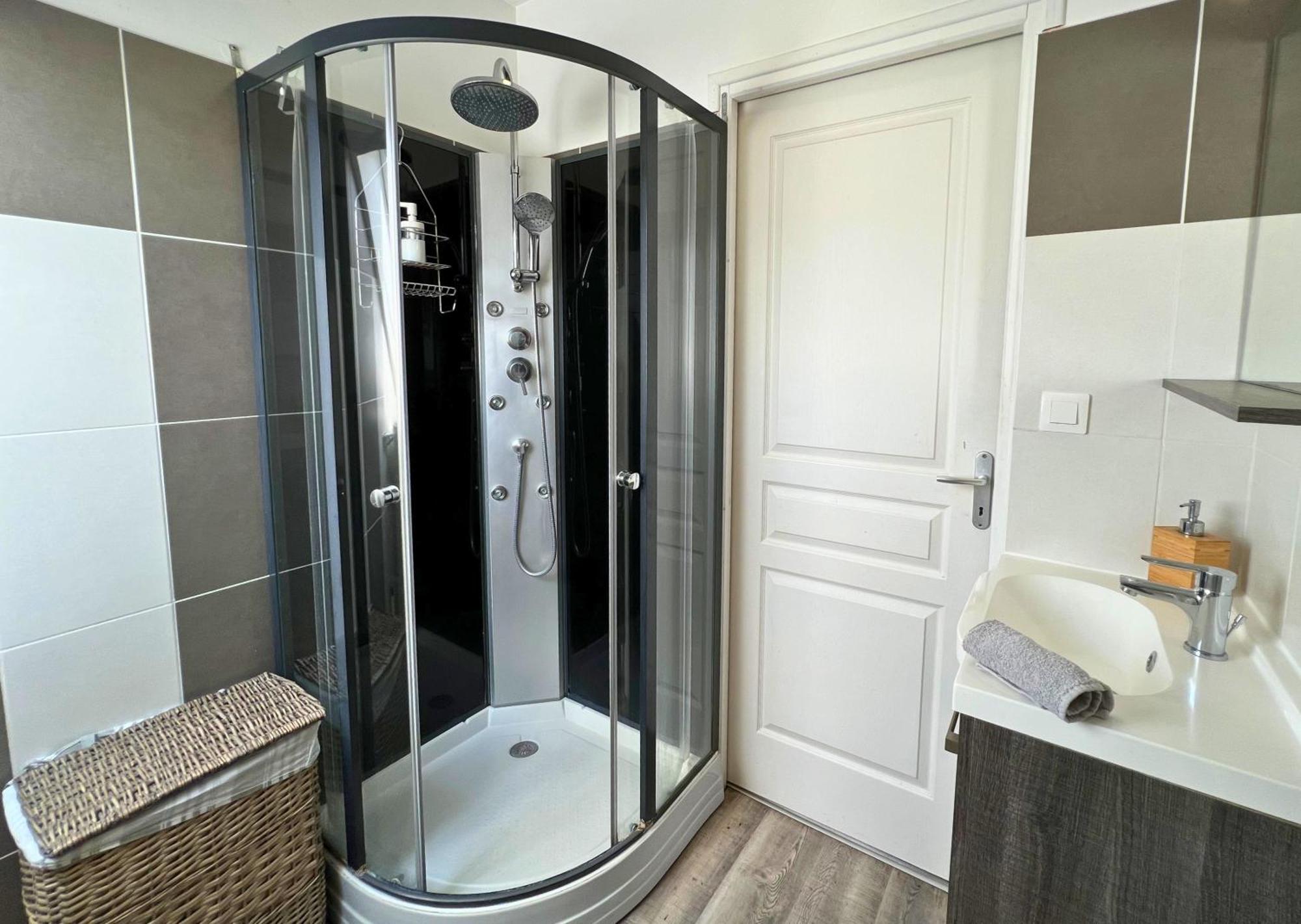 Appartement - Parking Prive Gratuit, Proche Centre-Ville Et Gare De Saint-Omer سانت-أومير المظهر الخارجي الصورة